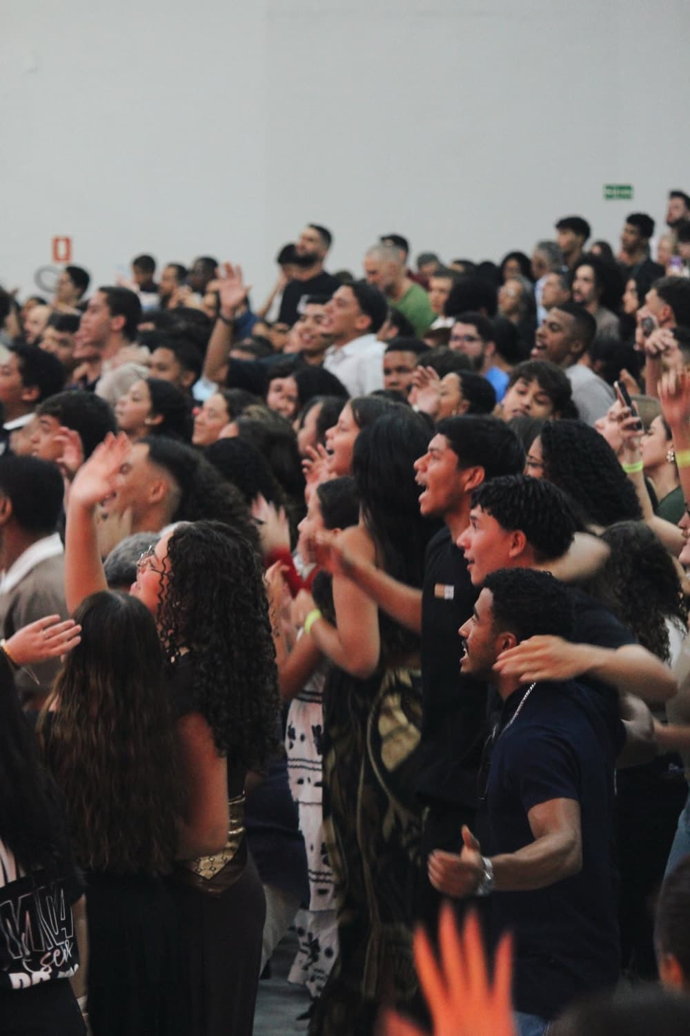 Jovens reunidos em adoração